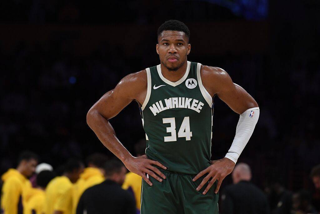 Antetokounmpo tem 30 pontos, 10 rebotes e 5 assistências em 156 jogos, o maior número da liga nos últimos 40 anos.