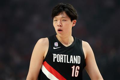 Yang Hansen: Os Trail Blazers comemoraram sua primeira vitória espirrando água, e isso não vai mudar muito com a mudança de treinador