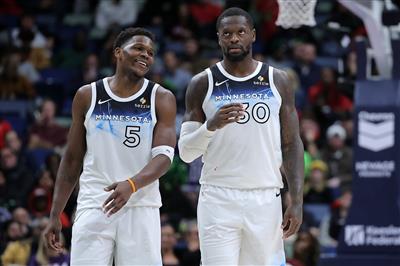 Os Timberwolves marcaram 10 cestas de três pontos no intervalo e ainda seguiram a movimentação. Edwards e Randall combinaram 29 pontos.
