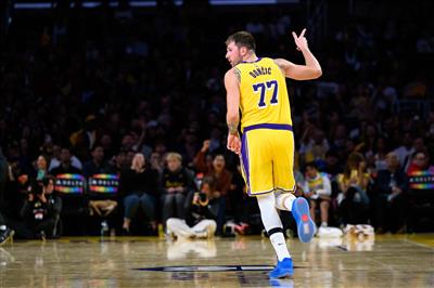 Um herói solitário! Doncic marcou 32 pontos no intervalo, levando sozinho o time a reverter o jogo dos Timberwolves