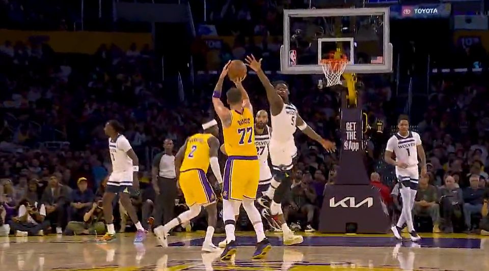 Não consigo carregar! Doncic marcou 23 pontos em um único quarto, e o Lakers perdeu 40 pontos no primeiro quarto e ainda manteve o ritmo.