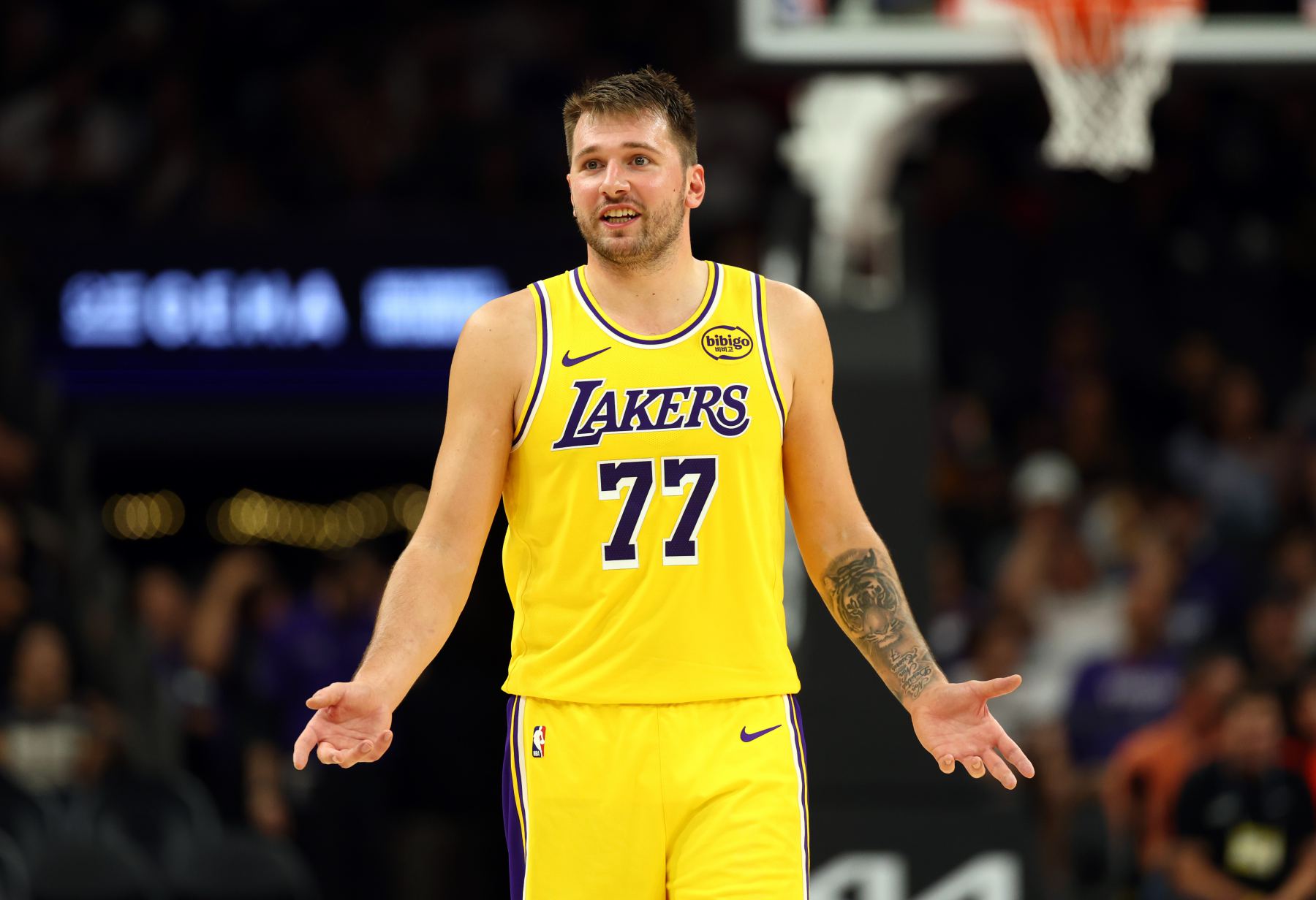 Ataque e defesa integrados! Doncic fez 22 pontos, 6 rebotes, 7 assistências, 3 interceptações e 2 bloqueios no intervalo.