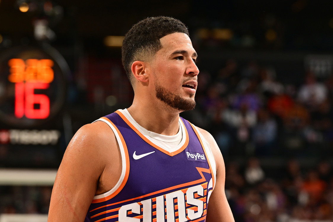 56%+43% e média de 30+ por jogo! Booker conseguiu um milagre que apenas Curry conseguiu na NBA