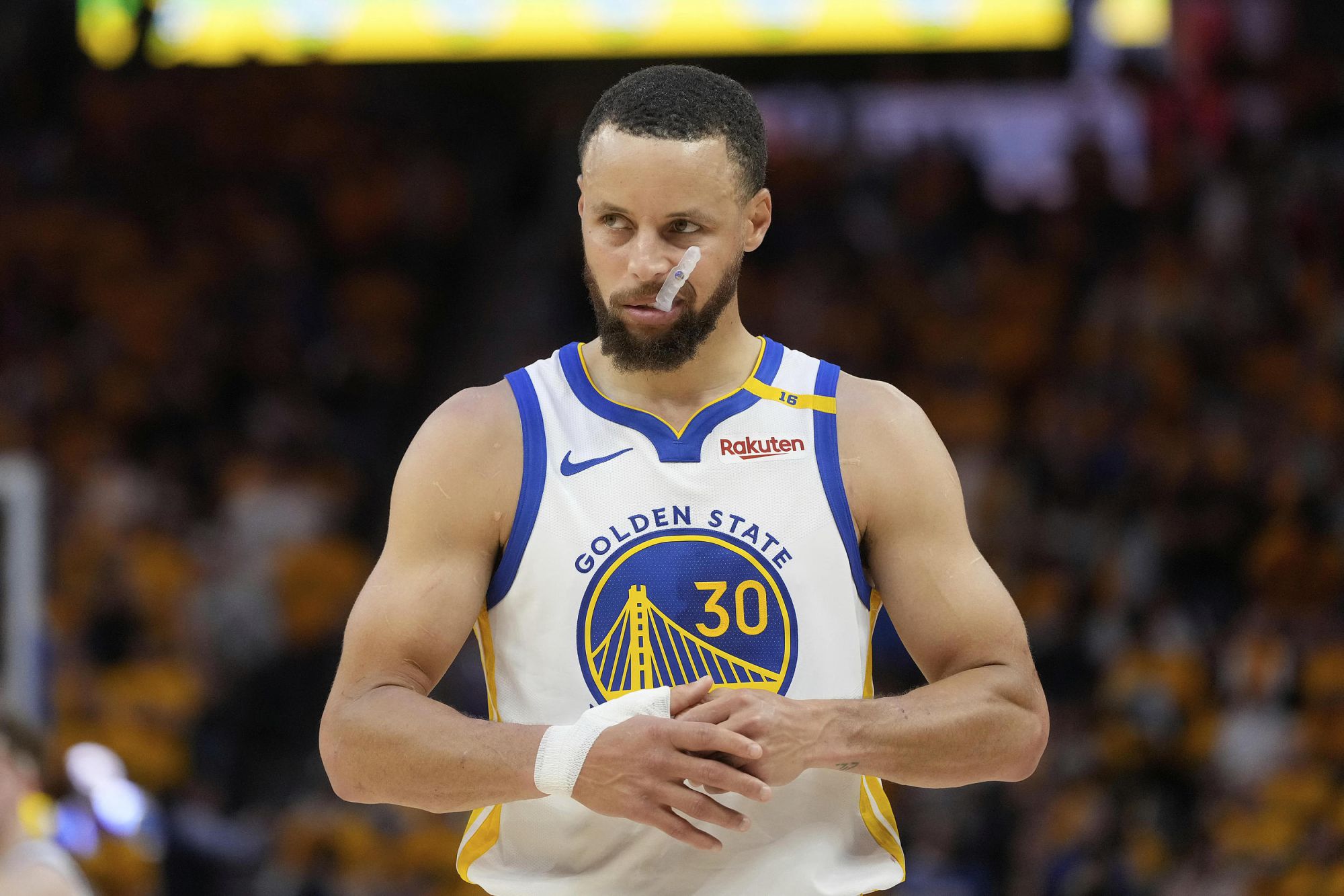 Os Warriors acertaram 19 cestas de três pontos no jogo, Curry acertou 5 cestas de três pontos e os Warriors se recusaram a perder três jogos consecutivos.