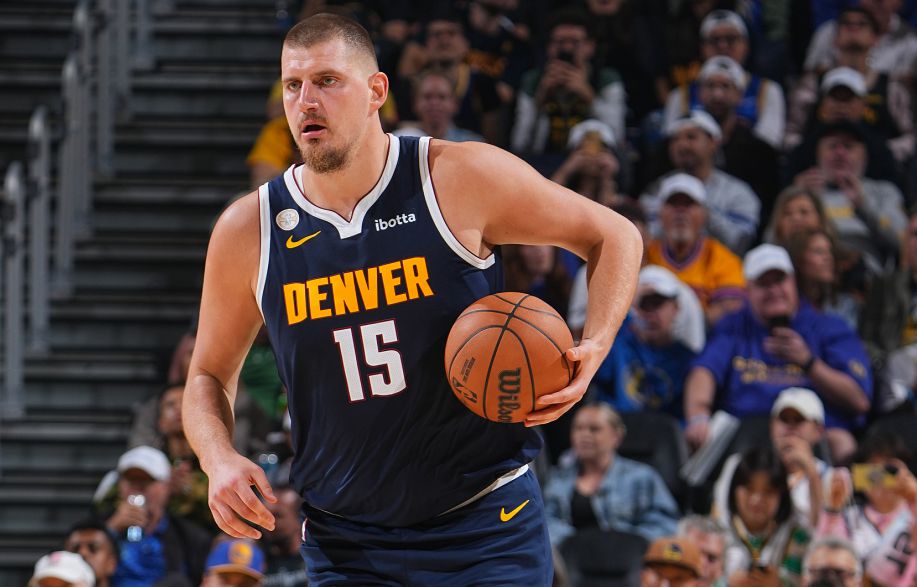 Jokic marcou 33 pontos em 19 minutos, e o Nuggets ainda estava 5 pontos atrás do Clippers no intervalo.