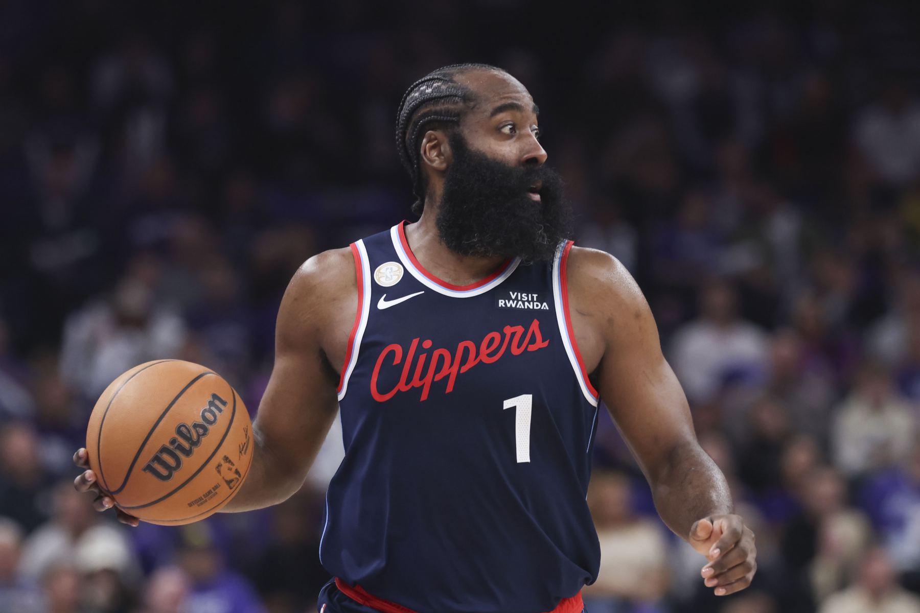 Não consigo sair de jeito nenhum! Harden acertou 4 de 6 arremessos de três pontos no intervalo e marcou 23 pontos, 6 rebotes e 5 assistências.
